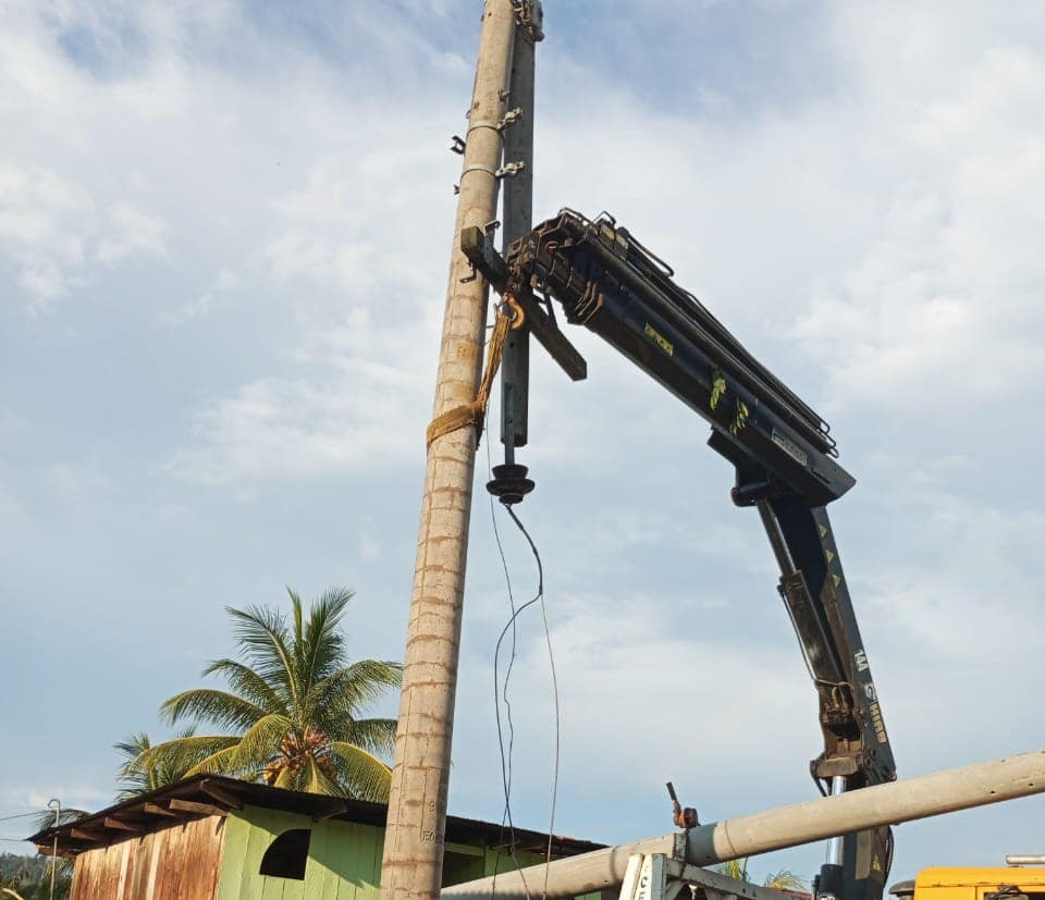 Electrocentro restablece la energía en el VRAEM luego de transportar postes por el río Apurímac