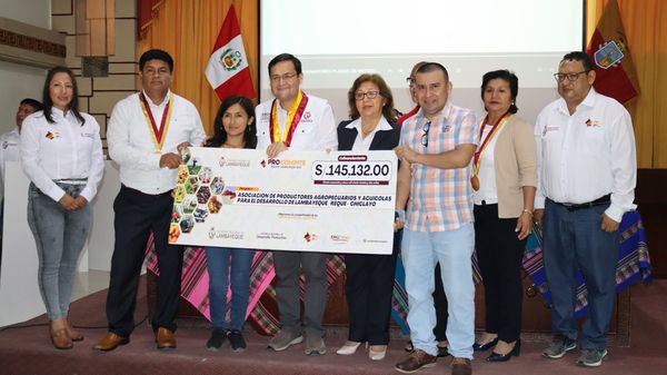 El Gobierno Regional de Lambayeque, a través de la Gerencia de Desarrollo Productivo, entregó cheques a los ganadores del fondo concursable PROCOMPITE Región Lambayeque 2023.
El gobernador regional, Dr. Jorge Pérez, hizo entrega de los cheques a los ganadores, a quienes los instó a impulsar sus emprendimientos con competitividad y formalización.