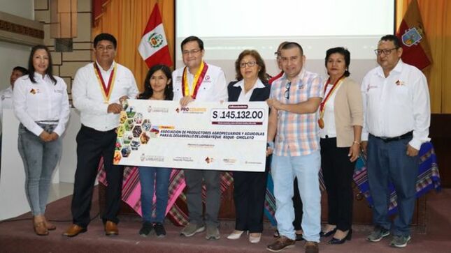El Gobierno Regional de Lambayeque, a través de la Gerencia de Desarrollo Productivo, entregó cheques a los ganadores del fondo concursable PROCOMPITE Región Lambayeque 2023.
El gobernador regional, Dr. Jorge Pérez, hizo entrega de los cheques a los ganadores, a quienes los instó a impulsar sus emprendimientos con competitividad y formalización.