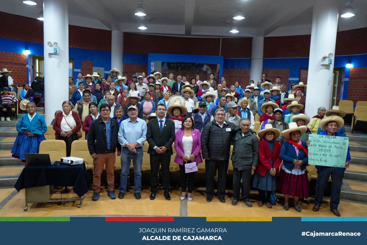 La Municipalidad Provincial de Cajamarca, a través del Centro Integral de Atención al Adulto Mayor (CIAM), celebró con entusiasmo el Día Internacional del Adulto Mayor, rindiendo homenaje a nuestros apreciados ancianos a través de una serie de actividades enriquecedoras.
👏🏻En esta ocasión especial, los regidores Jorge Rojas y Delia Tafur se unieron a una mañana llena de expresiones artísticas, premiaciones y talleres inspiradores, todos dedicados con cariño a la distinguida población mayor de Cajamarca.