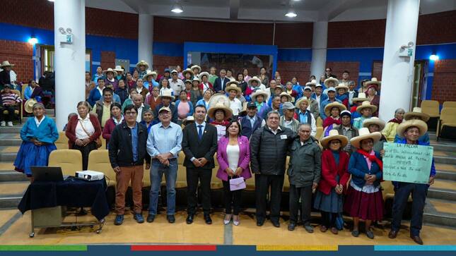 La Municipalidad Provincial de Cajamarca, a través del Centro Integral de Atención al Adulto Mayor (CIAM), celebró con entusiasmo el Día Internacional del Adulto Mayor, rindiendo homenaje a nuestros apreciados ancianos a través de una serie de actividades enriquecedoras.
👏🏻En esta ocasión especial, los regidores Jorge Rojas y Delia Tafur se unieron a una mañana llena de expresiones artísticas, premiaciones y talleres inspiradores, todos dedicados con cariño a la distinguida población mayor de Cajamarca.