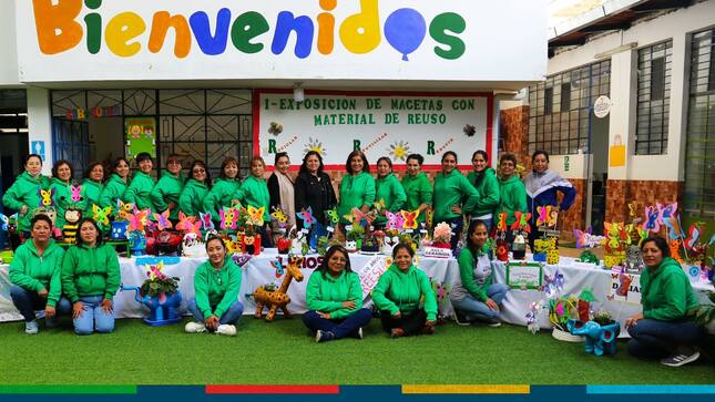Con el fin de concientizar a la población sobre la reutilización para los residuos, esta mañana la Municipalidad Provincial de Cajamarca a través de la subgerencia de Gestión Ambiental, realizaron la I Exposición de Maceteros con Materiales Reciclables en la Institución Educativa de nivel inicial “La Aplicación” como parte de las actividades del programa EDUCCA.
♻️La presente actividad inició con el sketch “Yo Cuido el Medio Ambiente“ presentado por las docentes, donde enseñaron a reciclar y tener un mejor manejo de los residuos sólidos en los hogares. De esta manera se busca concientizar a los padres de familia para que enseñen a sus menores sobre la importancia de la educación ambiental para el cuidado del medio ambiente.
🗣️La Lic.Rosi Isabel Pérez León, directora de la I.E. I N° 104 “La Aplicación” manifestó que  esta actividad ha sido coordinada con los profesores y padres de familia, además del apoyo de nuestros educadores ambientales, quienes brindan capacitaciones en temas medio ambientales. 
✅Desde la gerencia de Desarrollo Ambiental se viene trabajando con las Instituciones Educativas como objetivo mejorar la calidad de vida de toda la comunidad cajamarquina en base al fomento de una cultura educativa de compromiso ambiental mediante la correcta disposición de los residuos sólidos para reducir su impacto y promover su reciclaje.