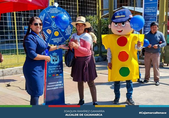 En el marco de la II Audiencia Pública de la Municipalidad de Cajamarca, la gerencia de Transportes y Seguridad Vial, participó de la feria informativa con el fin de concientizar a los ciudadanos en Seguridad Vial , la importancia de respetar el Reglamento Nacional de Tránsito y las normas que rigen en nuestra municipalidad para ordenar el servicio de transporte público, privado, así como prevenir accidentes de tránsito.