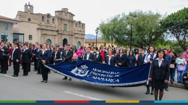 La Municipalidad Provincial de Cajamarca participó del izamiento de nuestro pabellón nacional y bandera de Cajamarca como acto protocolar por el inicio del mes de setiembre. 
✅En esta oportunidad, la gerencia de Desarrollo Social y Humano fue la delegación encargada de representar a nuestra institución.
🗣️Agradecemos la participación de nuestra regidora Julia Guerrero, por estar comprometida en estos actos cívicos y en el desarrollo de nuestra provincia. 