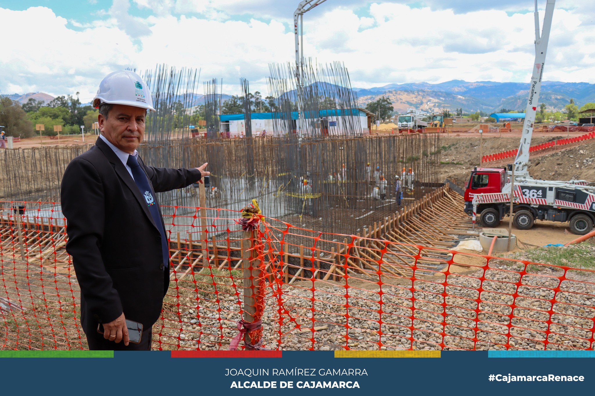 El gerente municipal, Wilder Narro, realizó hoy una visita de inspección a las instalaciones del pozo tubular en el Complejo Qhapaq Ñan, con el objetivo de constatar los avances en este importante proyecto de infraestructura que abastecerá de agua potable a más de 20 mil cajamarquinos.
👉Durante su recorrido, el gerente municipal estuvo acompañado por un equipo de ingenieros y técnicos especializados, quienes proporcionaron información detallada sobre los trabajos realizados hasta el momento. El pozo tubular, que forma parte de las iniciativas de mejora en el abastecimiento del líquido elemento.
🗣"Este proyecto es una muestra de nuestro compromiso con el bienestar de Cajamarca. El acceso a agua segura es fundamental para la salud y el desarrollo de nuestros hermanos, y estamos trabajando incansablemente para asegurar que se cumplan y se cubran las necesidad más urgentes", afirmó el gerente municipal.