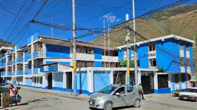 La Contraloría General detectó que miembros del comité de selección del Gobierno Regional de Apurímac otorgaron la buena pro a un postor que no pudo demostrar la experiencia mínima requerida para el personal clave propuesto, específicamente para los coordinadores del curso de especialidad. Este hecho tuvo lugar en un concurso público realizado en 2022 para la contratación del servicio de capacitación, seguimiento y monitoreo de la prestación de los servicios de saneamiento destinados al área técnica municipal (ATM) y a los prestadores de los gobiernos locales de la región Apurímac.