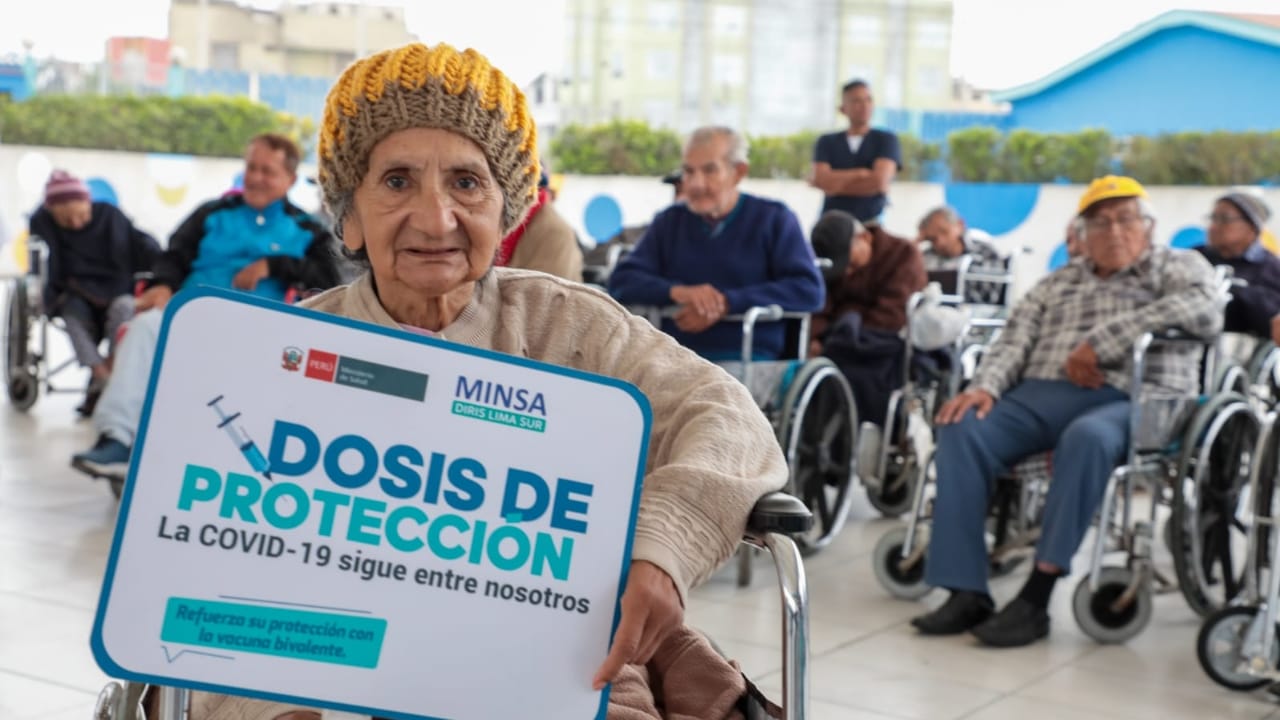 Adultos mayores del albergue María Rosario Araoz recibieron el segundo refuerzo de la vacuna bivalente
