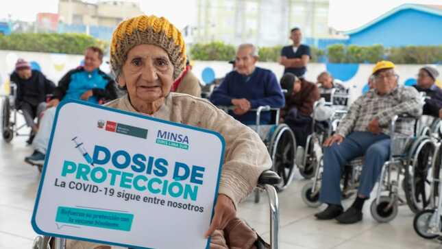 Adultos mayores del albergue María Rosario Araoz recibieron el segundo refuerzo de la vacuna bivalente