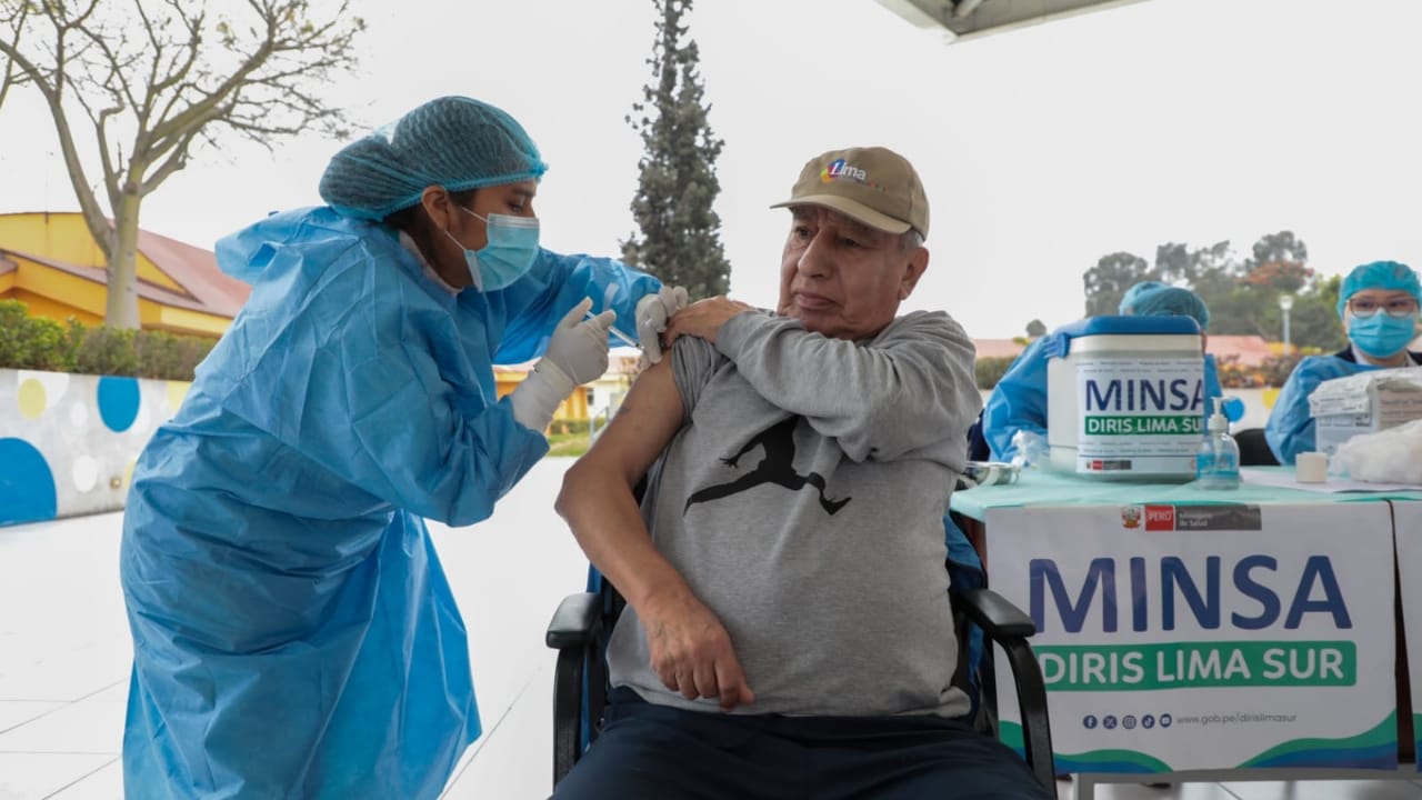 Adultos mayores del albergue María Rosario Araoz recibieron el segundo refuerzo de la vacuna bivalente