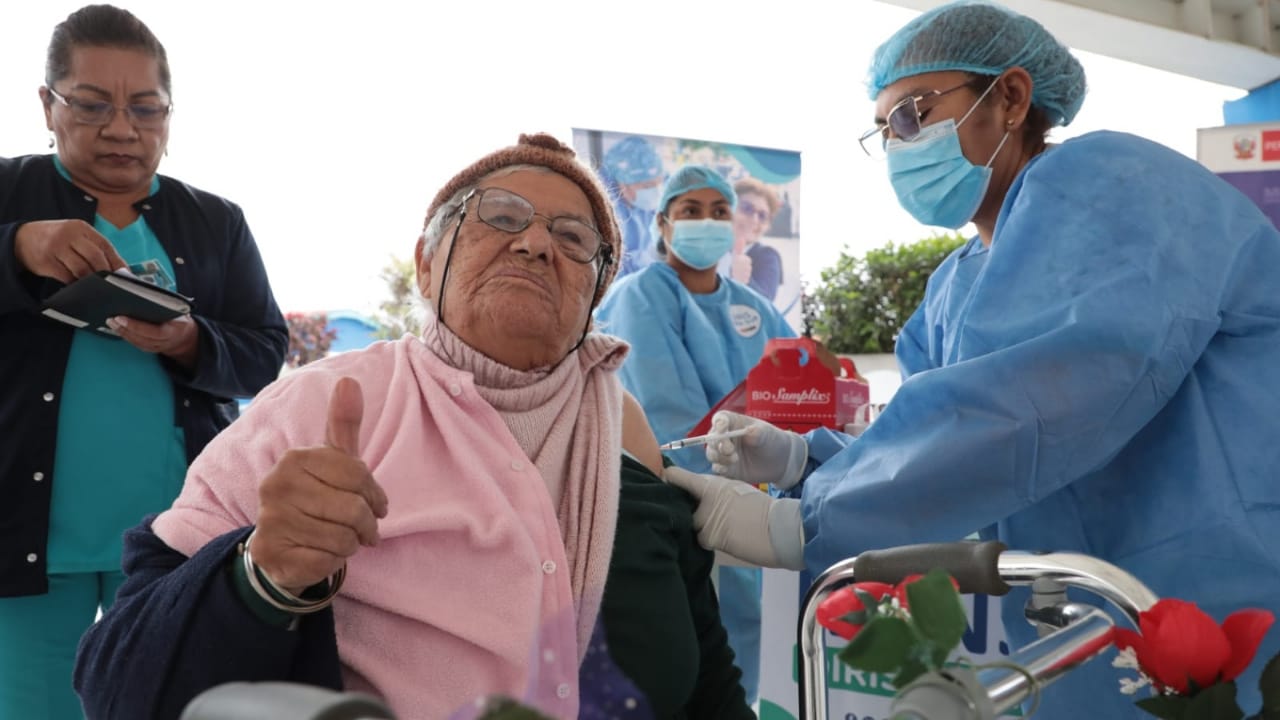 Adultos mayores del albergue María Rosario Araoz recibieron el segundo refuerzo de la vacuna bivalente