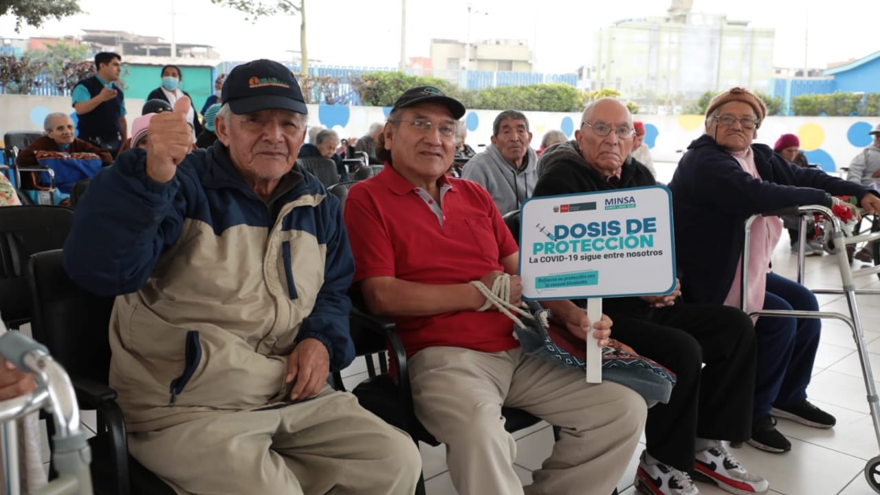 Adultos mayores del albergue María Rosario Araoz recibieron el segundo refuerzo de la vacuna bivalente