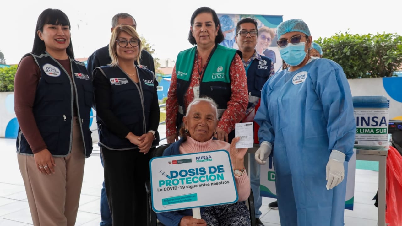 Adultos mayores del albergue María Rosario Araoz recibieron el segundo refuerzo de la vacuna bivalente