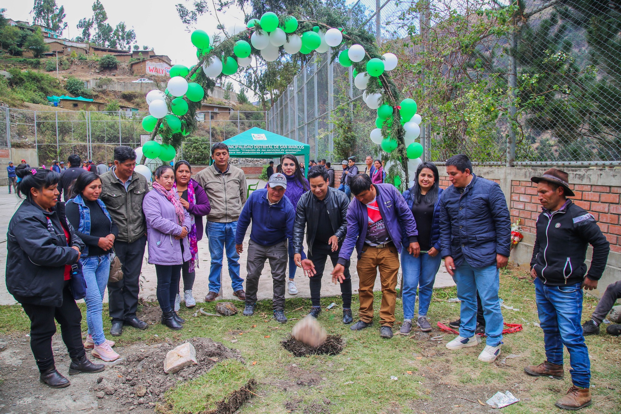 Alcalde Manuel Ugarte coloca primera piedra para "Mejoramiento de complejo deportivo en Ranracuta"