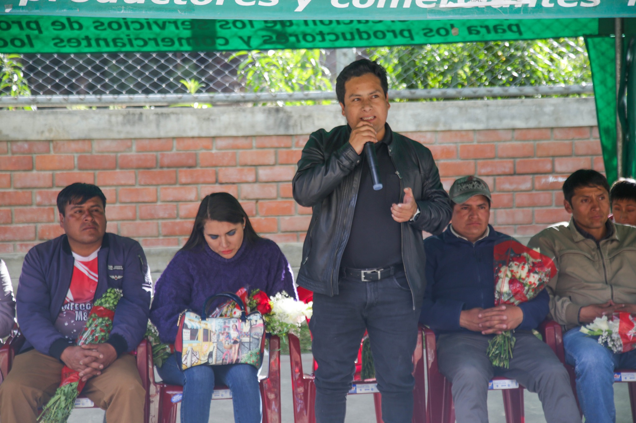 Alcalde Manuel Ugarte coloca primera piedra para "Mejoramiento de complejo deportivo en Ranracuta"