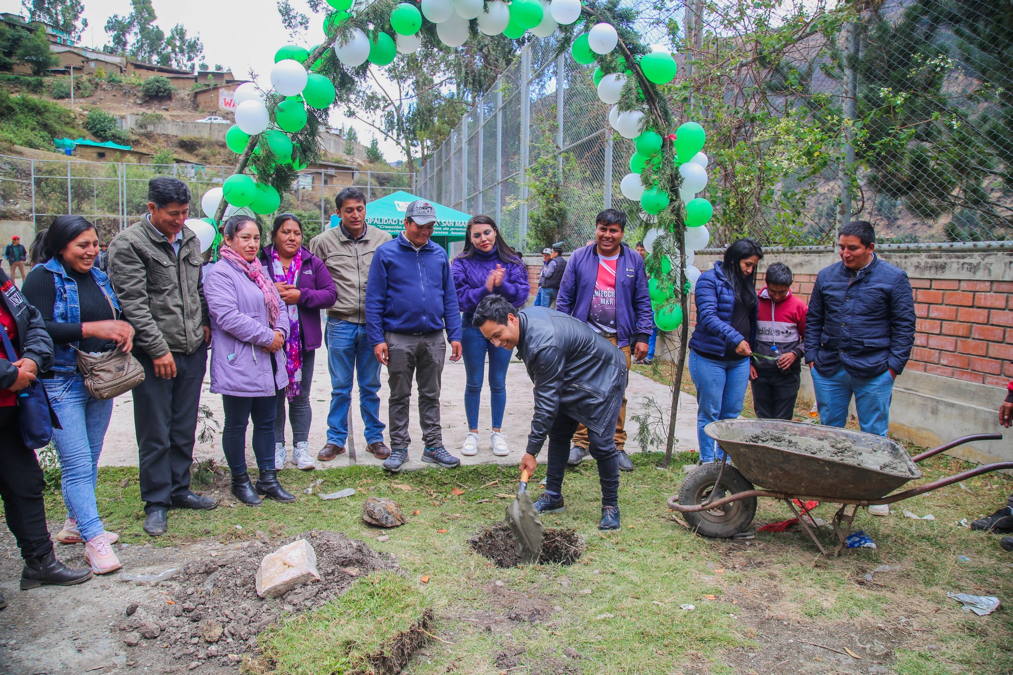 Alcalde Manuel Ugarte coloca primera piedra para "Mejoramiento de complejo deportivo en Ranracuta"