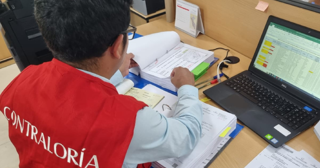 La Contraloría General de la República dio a conocer los resultados del operativo nacional de “Verificación de requisitos e impedimentos para el acceso y ejercicio de la función pública” realizado en 21 entidades públicas de la región Ayacucho, con el cual se pudo verificar que 120 directivos de libre designación y remoción pertenecientes al gobierno regional y municipalidades (provinciales y distritales) no acreditaron el cumplimiento de los requisitos mínimos de formación académica y/o experiencia establecidos en la Ley N° 31419 y su reglamento, así como en los documentos de gestión de sus respectivas entidades.