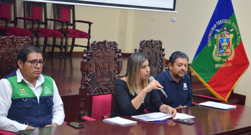 Más de 50 pobladores de Pampa El Arrastrado y autoridades del Centro Poblado de Yacango y Torata fueron recibidos en el auditorio del municipio para llegar a una solución sobre los 10 kilómetros que quedaron inconclusos de la anterior gestión provincial, respecto a la Carretera Los Ángeles-Yacango.