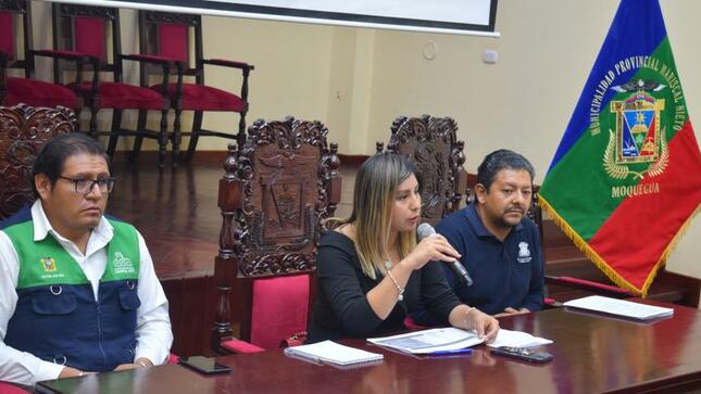 Más de 50 pobladores de Pampa El Arrastrado y autoridades del Centro Poblado de Yacango y Torata fueron recibidos en el auditorio del municipio para llegar a una solución sobre los 10 kilómetros que quedaron inconclusos de la anterior gestión provincial, respecto a la Carretera Los Ángeles-Yacango.