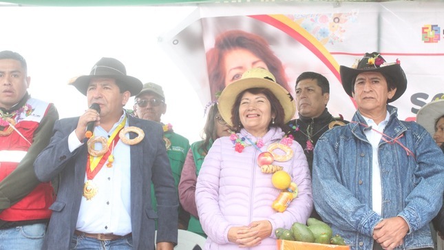 El pasado domingo 01 de octubre, el Gobierno Regional de Lima, bajo la dirección de la Dra. Rosa Vásquez Cuadrado y el acompañamiento del Director Regional de Agricultura Julio Castillo se dio inicio a la primera etapa de la obra para el represamiento de la Laguna Chucuni y Laguna Callauparac con un presupuesto total de  S/. 14,243,889.36 y con un presupuesto actual meta 1 de S/. 4’710,867.07. 
En ésta primera etapa, se represará la laguna Chucuni con una capacidad de almacenamiento de 215 mil metros cúbicos. Y constará de un dique de 104 metros de longitud y 8 metros de alto desde su cimiento. 
Los trabajos estarán a cargo del Consorcio Yancao, empresa que trabajará en el mejoramiento y refacción con concreto del canal de conducción Albaracra - Tunancocha - Instalación de 3,308 metros lineales de tubería PVC de 10 pulgadas. 
Por su parte, nuestra autoridad edil Lic. Elmer Calderón Carrasco, explico que este proyecto tiene como objetivo reservar agua represando y se pretende ampliar la frontera agrícola obteniendo como resultado incrementar los ingresos y la calidad de vida de los agricultores en 250 hectáreas en los anexos de Chipcho, Dos de Mayo, Quipatama, Añampay pertenecientes a la comunidad de Yancao en el distrito de Ihuari. 
En éste importante momento, se contó con la presencia de los alcaldes distritales de Paccho, Cochangara, Checras y Pachangara, cuerpo de Regidores de la Municipalidad Distrital de Ihuarí, autoridades locales y cientos de pobladores que no dudaron en celebrar en medio del granizo y lluvia éste trascendental momento que marca un mejor futuro para todos en Ihuarí. 
#MunicipalidadDistritalIhuarí
#IhuaríFuturoDeTodos
#ElmerCalderónCarrasco
#TrabajamosPorTi