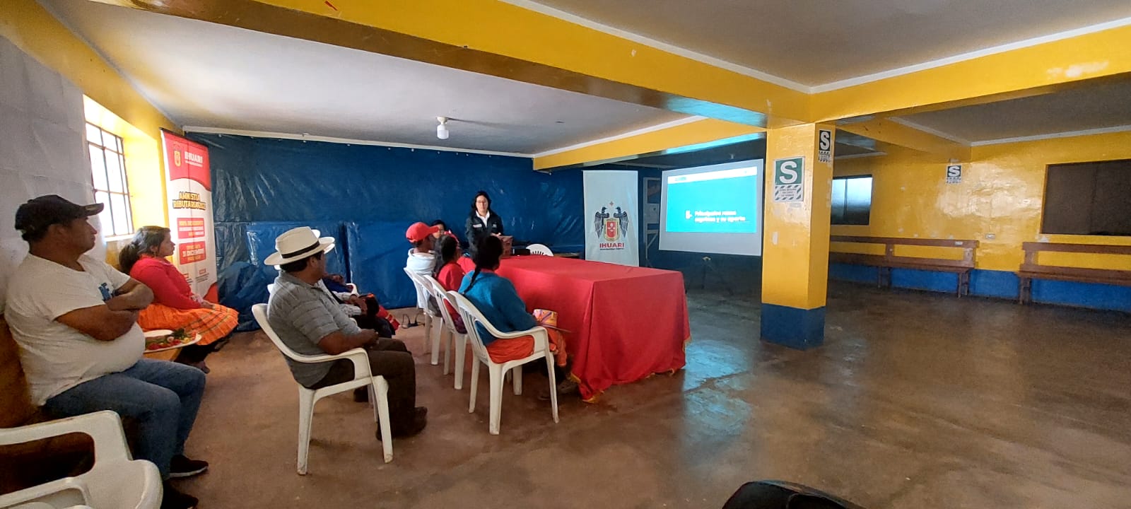 Por alto interés del Burgomaestre Lic. Elmer Calderón Carrasco, en concentrar esfuerzos en beneficio de los ganaderos del distrito de Ihuarí, se viene organizando diversas actividades dirigidas a identificar, potenciar conocimientos y prepararlos para juntos impulsar su participación en proyectos de innovación.
En horas de la mañana del 03 de octubre, la Municipalidad Distrital de Ihuarí llevo a cabo trabajos de capacitación en coordinación con el Instituto Nacional de Innovación Agraria (INIA) del Ministerio de Desarrollo Agrario y Riego (MIDAGRI), como parte de las acciones en el marco del proyecto PROCAP, técnica desarrollaron diversos temas como:
- Botiquín sanitario para ganadería
- Conservación de forrajes
- Razas caprinas y sus beneficios productivos y en la salud
La reunión de trabajo tuvo la ponencia de los representantes del programa PROCAP Ing. Raúl Ramírez Vergara, Ing. Catherine salas riega y el acompañamiento de Ing. Mayte Castro Monasi, quienes de trasladaron al Palacio Municipal en Ihaurí y pudieron explicar a detalle los diversos temas de interés en la calidad y sanidad del ganado caprino.
#MunicipalidadDistritalIhuarí
#IhuaríFuturoDeTodos
#ElmerCalderónCarrasco
#TrabajamosPorTi