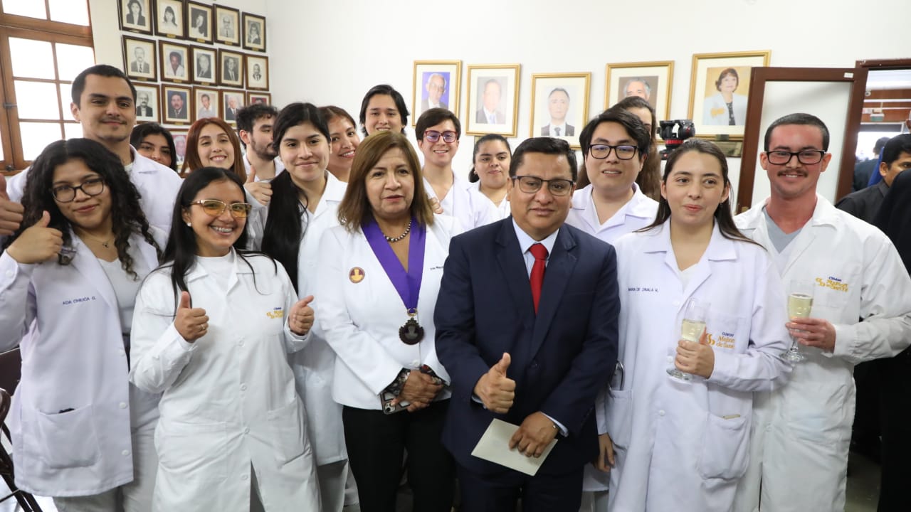Ministro César Vásquez pide a los nuevos médicos asumir el compromiso y sacrificio que amerita la profesión