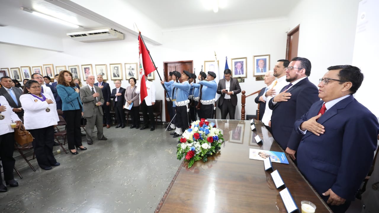 Ministro César Vásquez pide a los nuevos médicos asumir el compromiso y sacrificio que amerita la profesión