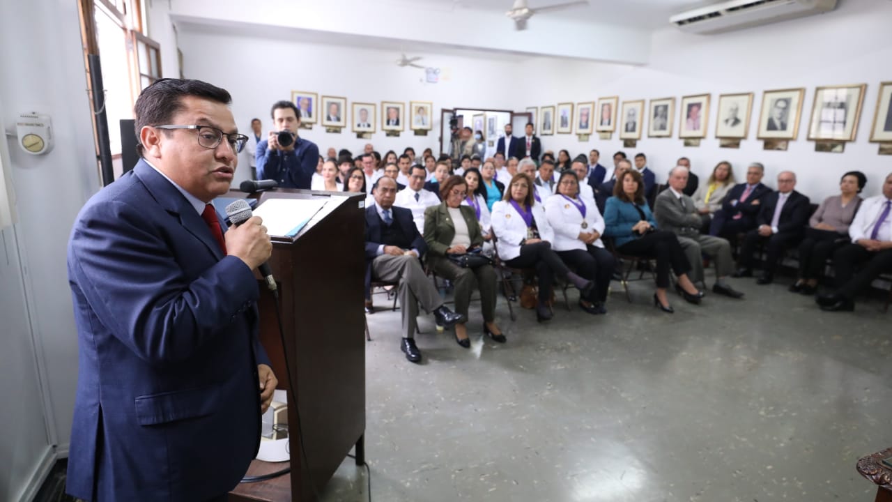 Ministro César Vásquez pide a los nuevos médicos asumir el compromiso y sacrificio que amerita la profesión