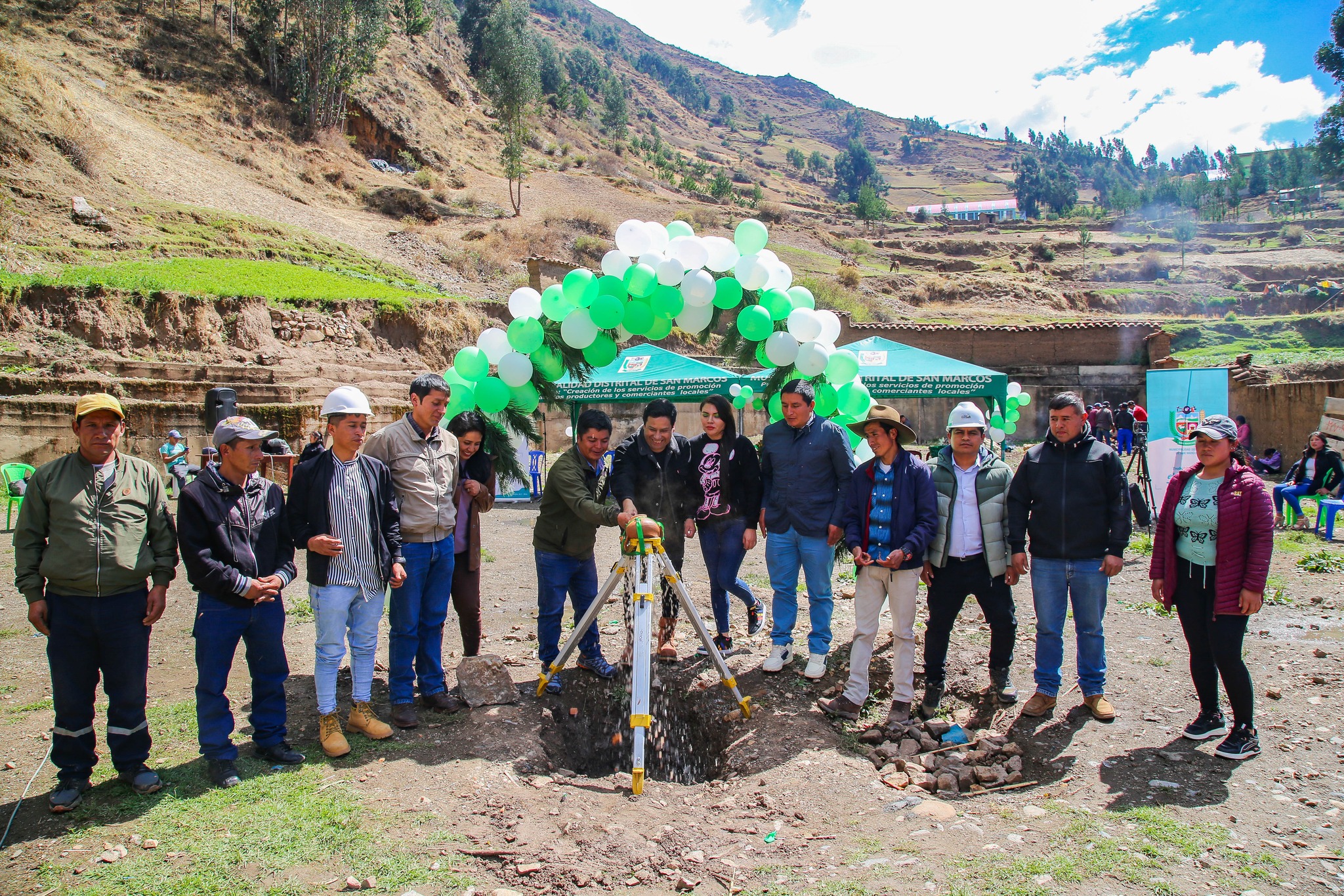 Alcalde de San Marcos coloca primera piedra para mejoramiento y ampliación de agua potable y PTAR en Challhuayaco.
