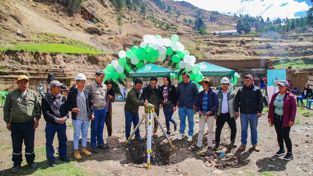 Alcalde de San Marcos coloca primera piedra para mejoramiento y ampliación de agua potable y PTAR en Challhuayaco.