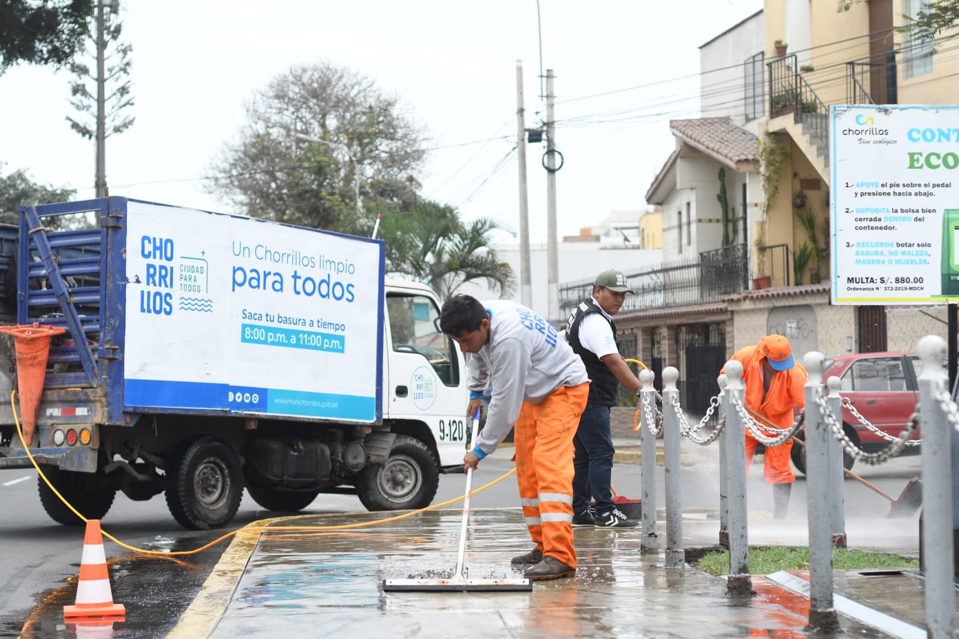 También se llevó a cabo el hidrolavado de las veredas y postes