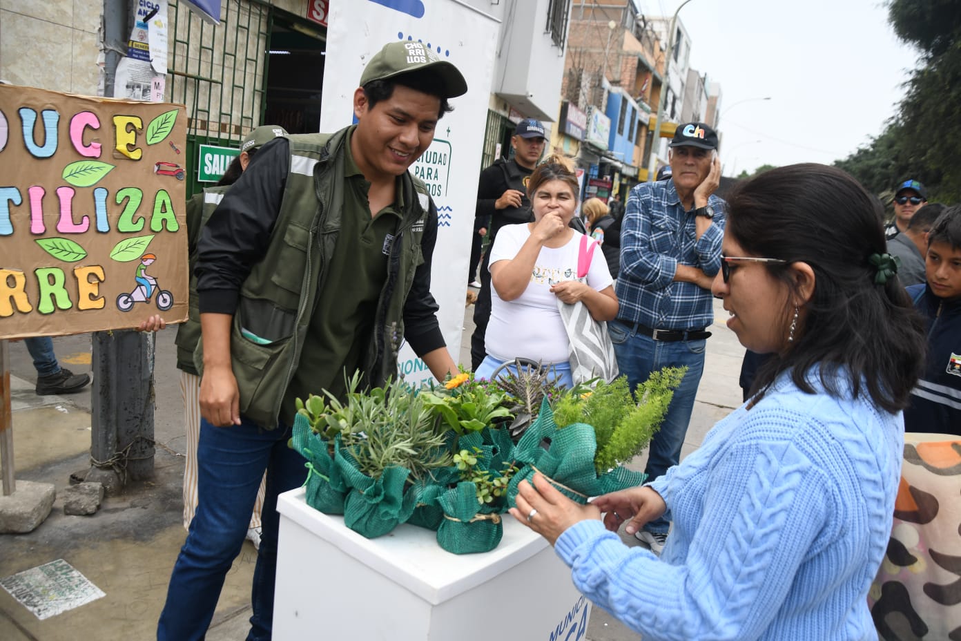 Asistentes pudieron llevarse plantas del bio-huerto municipal