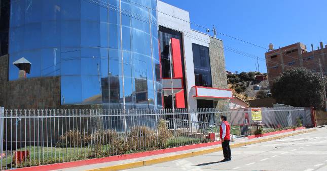 Como resultado del operativo nacional “Verificación de requisitos e impedimentos para el acceso y ejercicio de la función pública”, la Contraloría General informó que en Puno se intervinieron 29 entidades públicas. De esta manera se evidenció que 107 directivos de libre designación y remoción pertenecientes al gobierno regional y municipalidades (provinciales y distritales) no acreditaron el cumplimiento de los requisitos mínimos de formación académica y/o experiencia establecidos en la Ley N° 31419 y su reglamento.