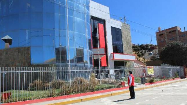 Como resultado del operativo nacional  “Verificación de requisitos e impedimentos para el acceso y ejercicio de la función pública”, la Contraloría General informó que en Puno se intervinieron 29 entidades públicas. De esta manera se evidenció que 107 directivos de libre designación y remoción pertenecientes al gobierno regional y municipalidades (provinciales y distritales) no acreditaron el cumplimiento de los requisitos mínimos de formación académica y/o experiencia establecidos en la Ley N° 31419 y su reglamento.
