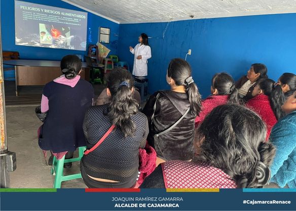 Con la finalidad de salvaguardar la salud de los cajamarquinos se viene trabajando en la fiscalizaci贸n de los comerciantes y propietarios de restaurantes para que expendan productos y alimentos en buenas condiciones de salubridad.
馃憠En tal sentido, el Renato Ol贸rtegui Rabanal, subgerente de comercializaci贸n y licencias de la gerencia de Desarrollo Econ贸mico, en coordinaci贸n con la administraci贸n del Frigor铆fico Pesquero Municipal, organizaron una reunieron con los vendedores informales de pescado, para capacitarlos y escuchar su problem谩tica.
猬咵specialistas del 谩rea de bromatolog铆a les brindaron una charla sobre la venta adecuada de productos hidrobiol贸gicos y como mantenerlos en 贸ptimas condiciones, invitando a los comerciantes a formalizarse y de esta manera cumplir con los est谩ndares de comercializaci贸n saludable, con la posibilidad de ocupar un espacio en el frigor铆fico pesquero, donde se cuenta con las condiciones de salubridad adecuadas.