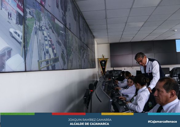 En una entrevista a un medio nacional, el Crnl. EP(r) Jorge Luis Salazar Pérez – gerente de Seguridad Ciudadana indicó que se viene realizando un trabajo conjunto con las juntas vecinales, rondas urbanas y otras áreas de la municipalidad y las instituciones que conforman el Comité Provincial de Seguridad Ciudadana, y todas las unidades operativas como la PNP, ministerio público, entre otras, eso permite minimizar los riesgos de incidencias delictivas en la ciudad.
⬆Así mismo se está por culminar el proyecto para la adquisición de 24 camionetas nuevas que serán incorporadas a la flota de patrullaje integrado y así poder coberturar toda la ciudad en un mayor medida.
✅También la Central de Videovigilancia es una de las más modernas del país ya que han permitido en tiempo real visualizar las incidencias que ocurren en toda la ciudad, como un promedio de 800 incidentes visualizados en el transcurso del año y 1000 llamadas mensuales que se han atendido a través de nuestras unidades móviles, realizando rondas diariamente en los diferentes sectores de la ciudad y de esta manera llegar a ser la ciudad más segura del Perú.