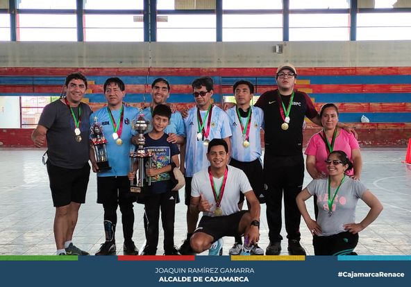 La Municipalidad Provincial de Cajamarca se destac贸 en el "II Encuentro Cultural y Deportivo Nacional - Copa San Mart铆n" de Personas con Discapacidad Visual, celebrado recientemente, al lograr el primer puesto en la disciplina de f煤tbol y el segundo puesto en GoalBall.
馃Los deportistas de Cajamarca demostraron un alto nivel de destreza y habilidad, superando a sus competidores en una emocionante competencia que promueve la inclusi贸n y el talento de las personas con discapacidad visual.
鈿斤笍El equipo de f煤tbol de Cajamarca se coron贸 campe贸n en esta competici贸n nacional, exhibiendo un rendimiento excepcional en el campo de juego, permitiendo este logro que puedan seguir representando a nuestra ciudad en el Cusco. Por su parte, el equipo de GoalBall de Cajamarca se llev贸 el segundo lugar, destacando su compromiso y dedicaci贸n en esta disciplina deportiva.
鉁匜elicidades a los atletas de Cajamarca por su destacado desempe帽o en este importante evento nacional. Su dedicaci贸n y perseverancia son ejemplos inspiradores para todos nosotros.