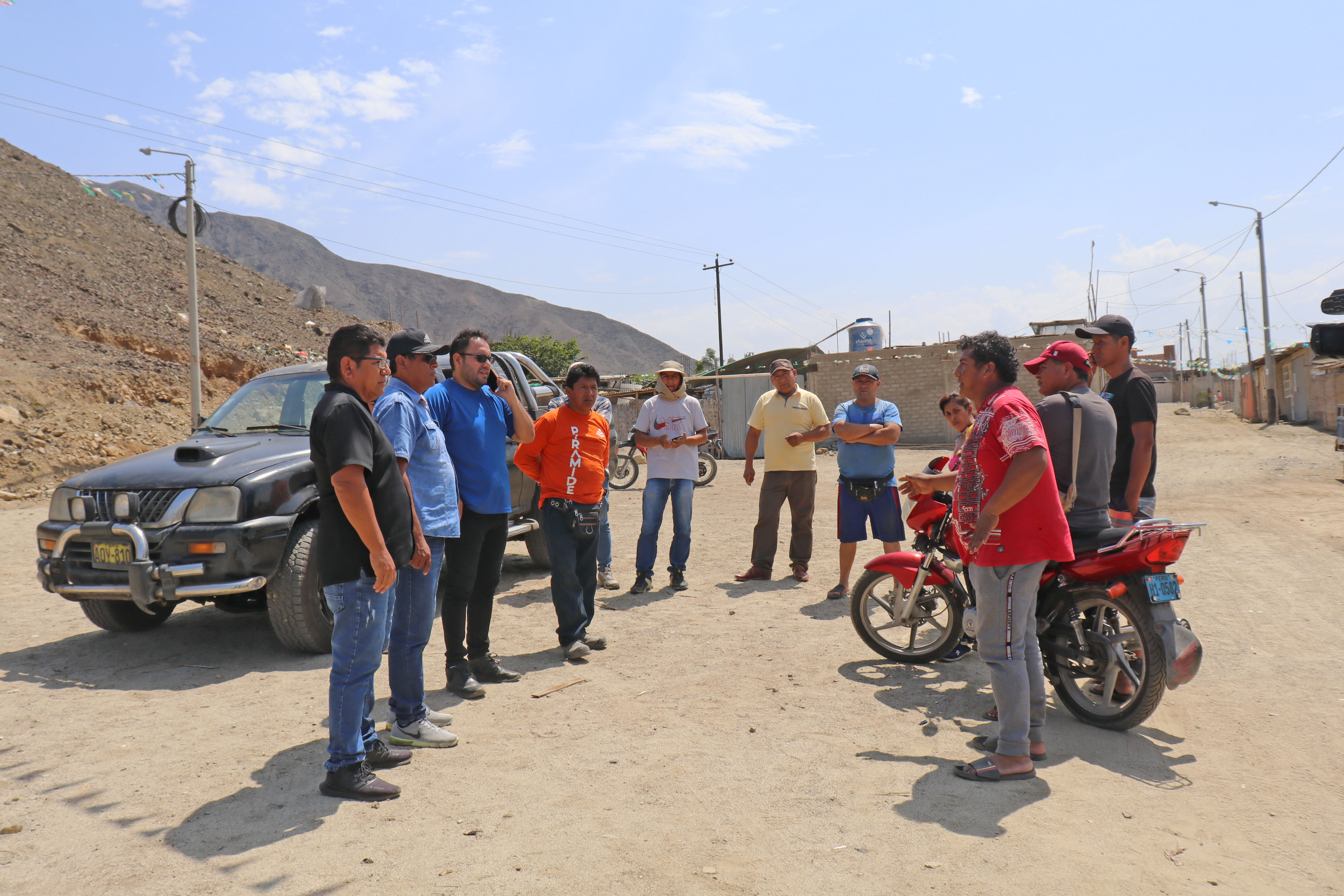 Servidores ediles reunidos con los vecinos de las zonas altas de la localidad de San Jacinto