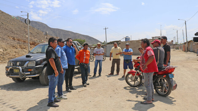 Servidores ediles reunidos con los vecinos de las zonas altas de la localidad de San Jacinto