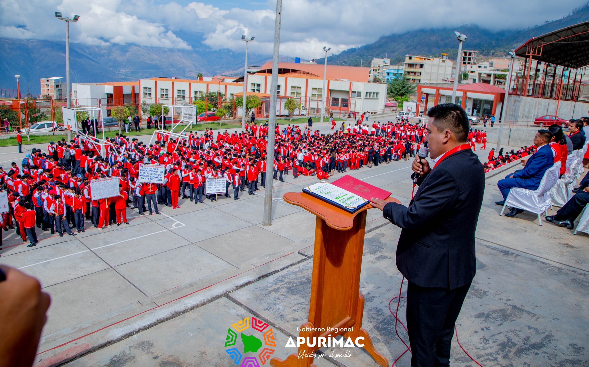 Gobernador Regional Percy Godoy entregó 344 laptops en beneficio de alumnos y docentes de la I.E.E. Miguel Grau de Abancay