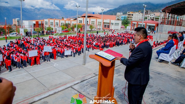 Gobernador Regional Percy Godoy entregó 344 laptops en beneficio de alumnos y docentes de la I.E.E. Miguel Grau de Abancay