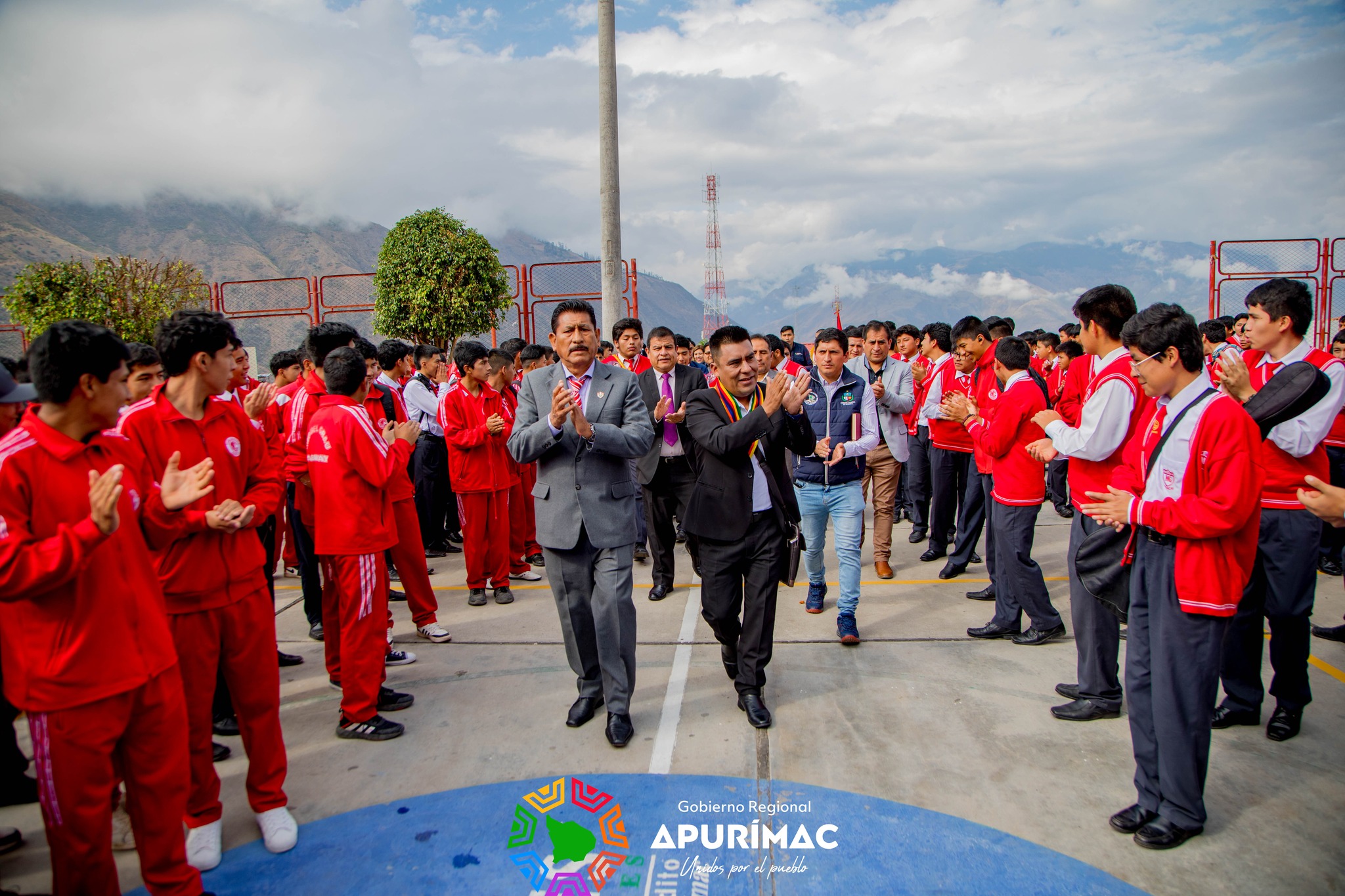 Gobernador Regional Percy Godoy entregó 344 laptops en beneficio de alumnos y docentes de la I.E.E. Miguel Grau de Abancay