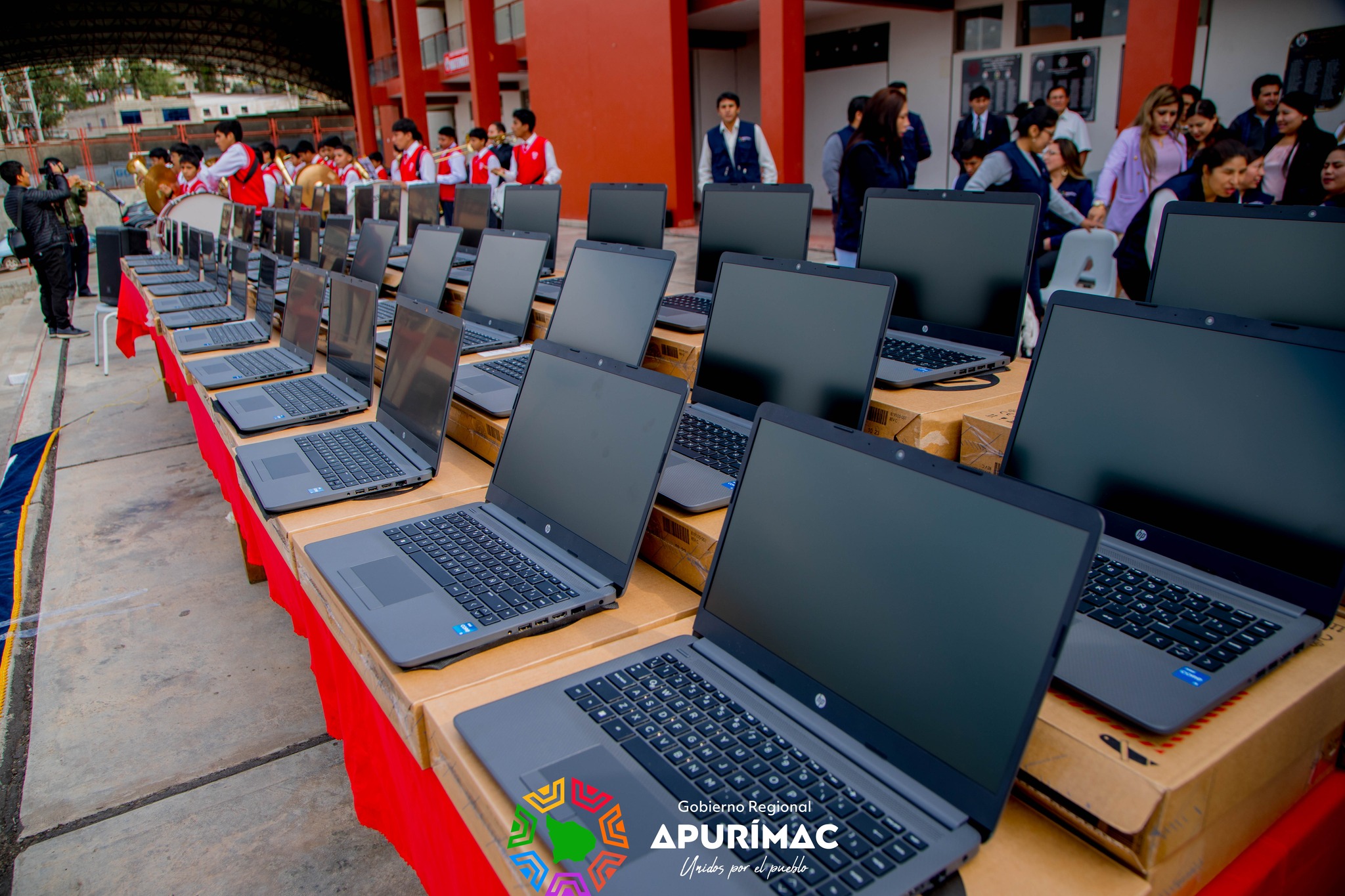 Gobernador Regional Percy Godoy entregó 344 laptops en beneficio de alumnos y docentes de la I.E.E. Miguel Grau de Abancay