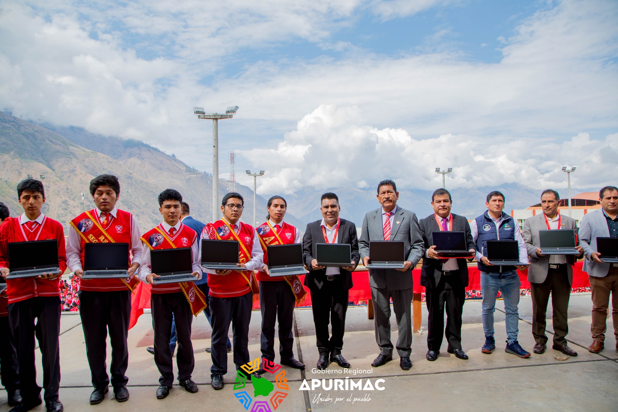 Gobernador Regional Percy Godoy entregó 344 laptops en beneficio de alumnos y docentes de la I.E.E. Miguel Grau de Abancay