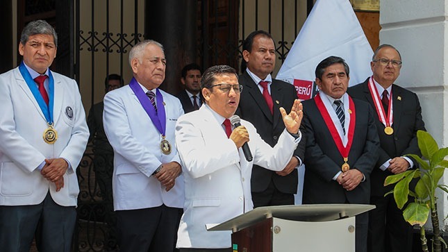 Minsa homenajeó al personal médico con más de 40 años de servicio por el Día de la Medicina Peruana