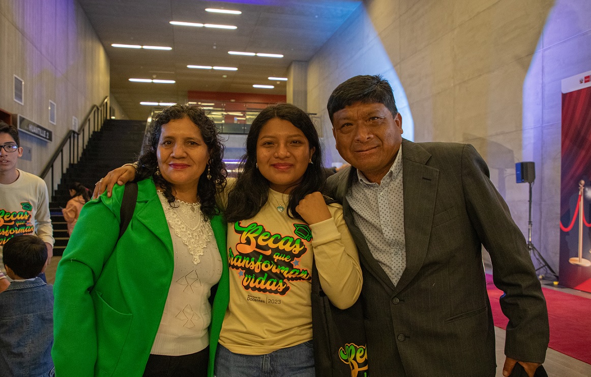 En la ceremonia de Beca Hijos de Docentes del Pronabec se reconoció la labor docente de los padres de los ganadores