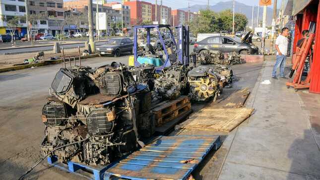 Habían tomado las pistas auxiliares de la Av. Tomás Valle interrumpiendo el libre tránsito de vehículos y dañando uso de las veredas por continuo uso de aceites y autopartes pesadas.
