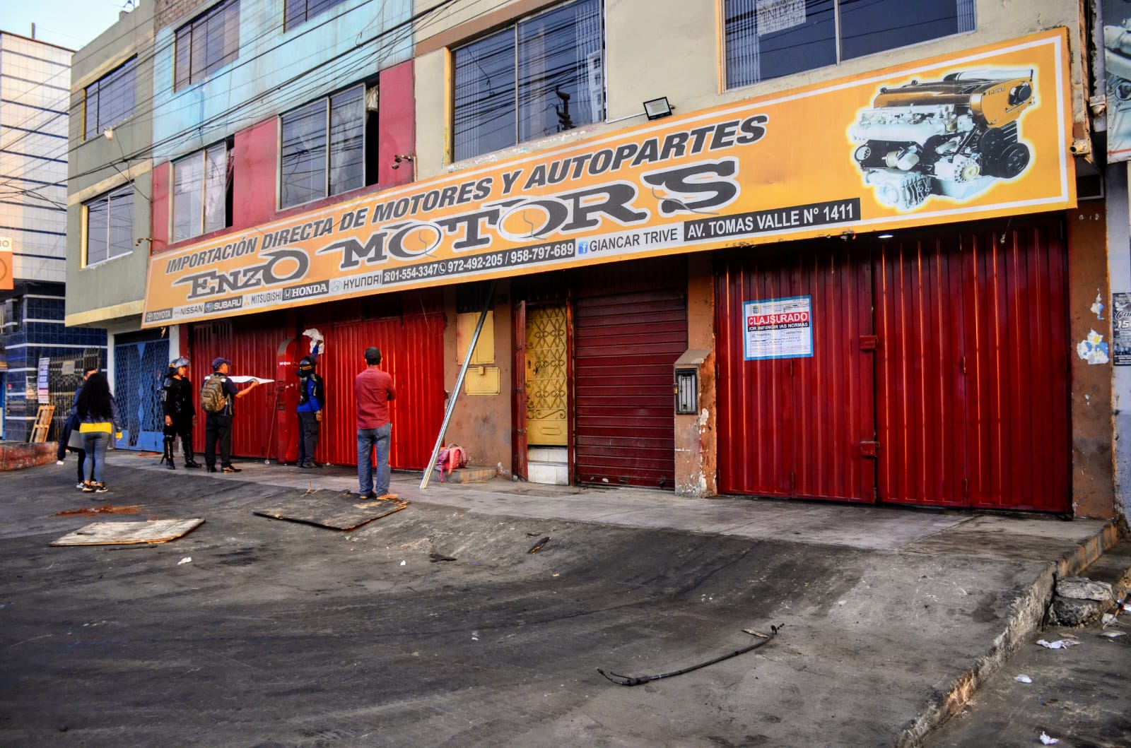 Habían tomado las pistas auxiliares de la Av. Tomás Valle interrumpiendo el libre tránsito de vehículos y dañando uso de las veredas por continuo uso de aceites y autopartes pesadas.