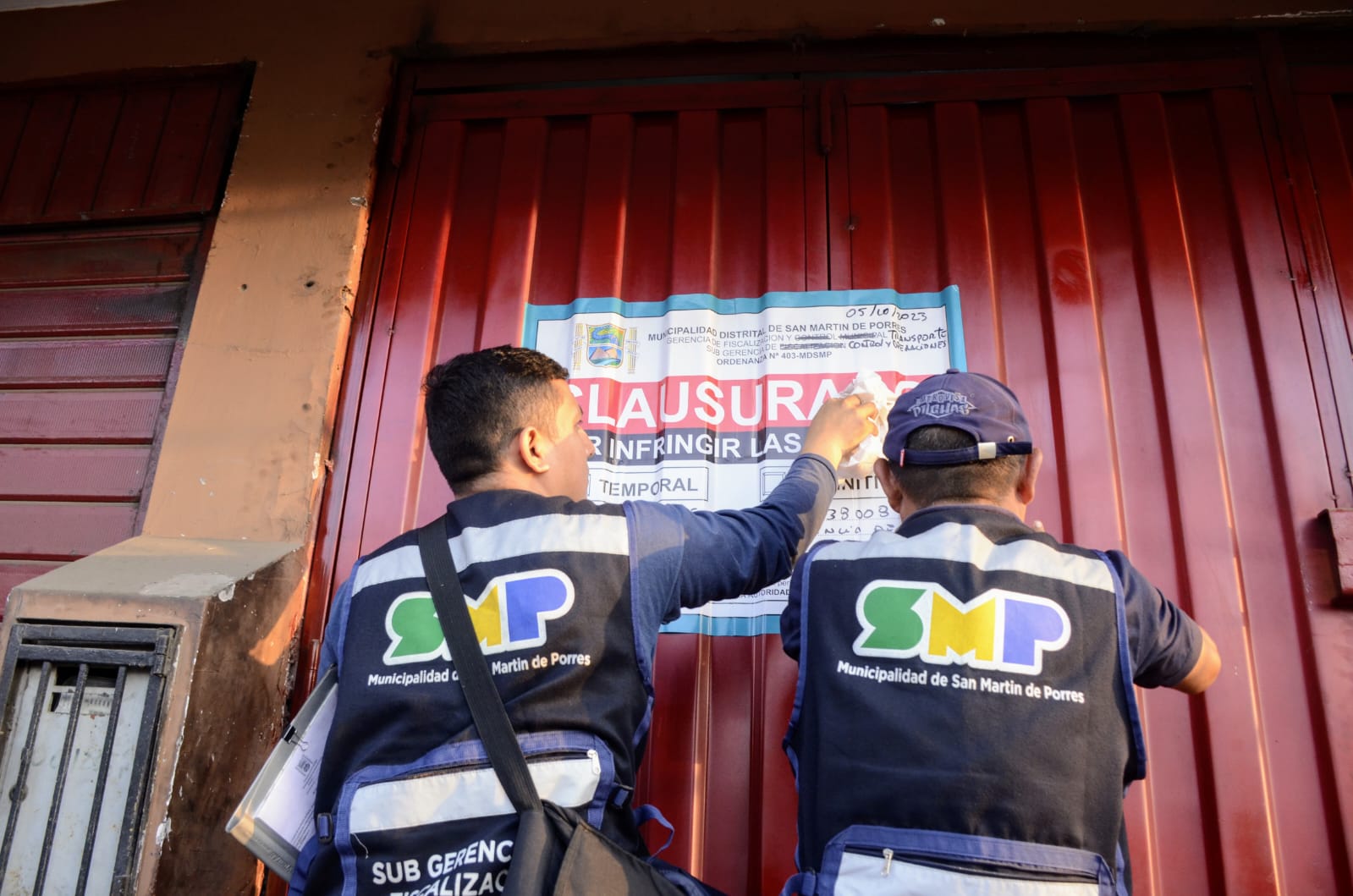 Habían tomado las pistas auxiliares de la Av. Tomás Valle interrumpiendo el libre tránsito de vehículos y dañando uso de las veredas por continuo uso de aceites y autopartes pesadas.