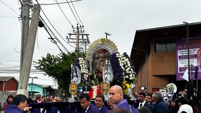 Consulado General del Perú en Santiago participa en el inicio de actividades en honor al Señor de los Milagros