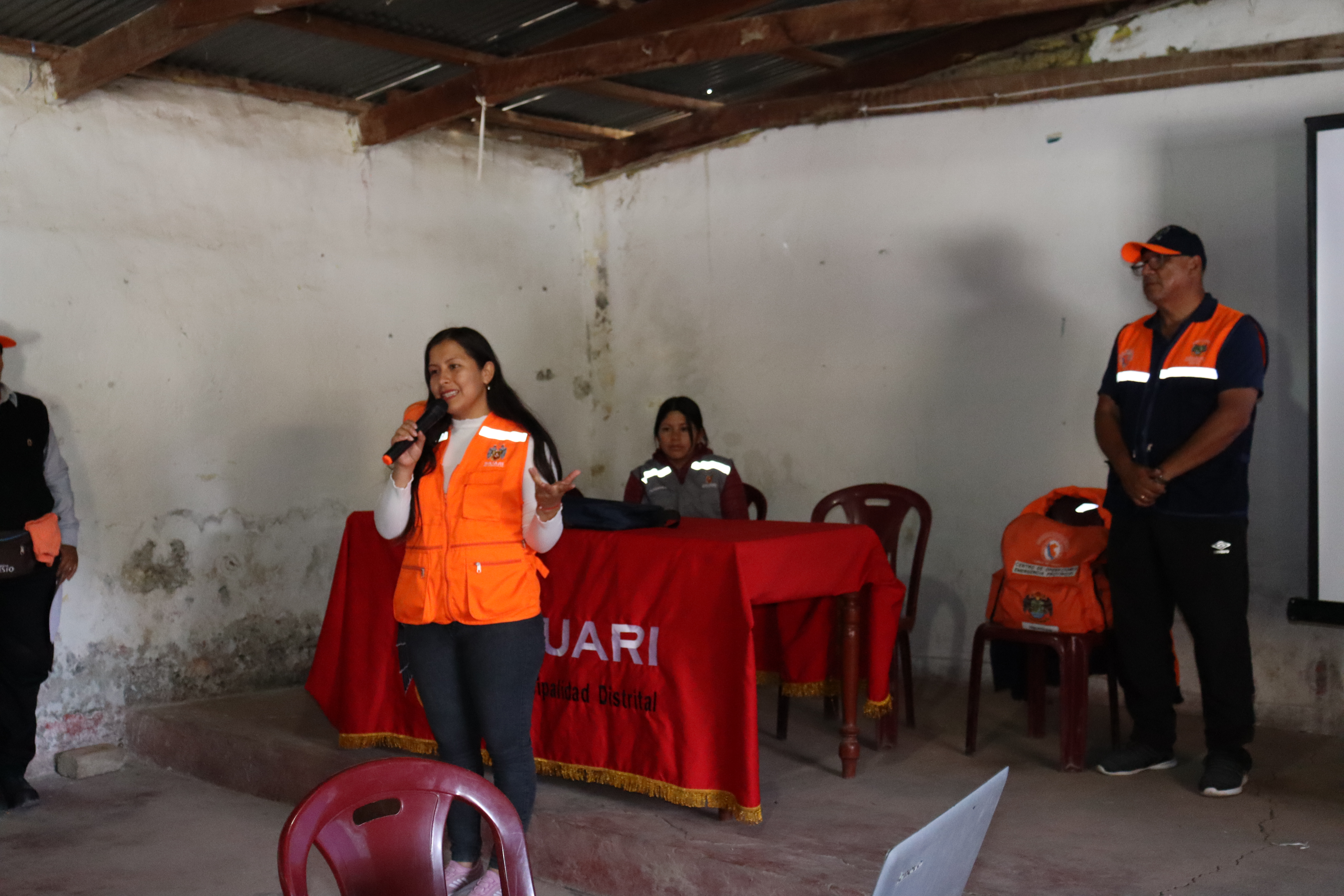 Con el objetivo de brindar herramientas a la población ante la inminente amenaza del Fenómeno del Niño Global, la Municipalidad Distrital de Ihuarí en un esfuerzo en conjunto con la Subgerencia de Riesgos y Desastres de la Municipalidad Provincial De Huaral, llevaron a cabo una significativa capacitación en la comunidad campesina de Huaycho- Ihuarí, donde se abordaron tres temas centrales:

- Plan de Emergencia
- Control y Prevención de Incendios Forestales
- Primeros Auxilios

La encomienda del Burgomaestre Lic. Elmer Calderón Carrasco, es que la mayor parte de la población cuenten con la oportunidad de aprender prácticas para prevenir desastres y manejen estrategias de cómo actuar en caso se presenten riesgos y peligros. Por ello, se realizó una masiva comunicación para promover la asistencia al importante taller. 
En éste especial momento, se contó con la participación activa de la Regidora Madelleyne Medrano, autoridades comunales, autoridades educativas de la I.E N° 20367 San Agustín, ronderos campesinos y agente Municipal; así como masiva participación de estudiantes y pobladores comprometidos con la seguridad del distrito de Ihuarí.
Todos los participantes recibieron crucial entrenamiento de prevención y tuvieron la oportunidad de participar en ejercicios prácticos, mejorando así sus habilidades en situaciones de crisis.
Los asistentes agradecieron los esfuerzos de las Municipalidades mencionando que éste tipo de acciones denotan que la población son de prioridad para sus autoridades. 
#MunicipalidadDistritalIhuarí
#IhuaríFuturoDeTodos
#ElmerCalderónCarrasco
#TrabajamosPorTi